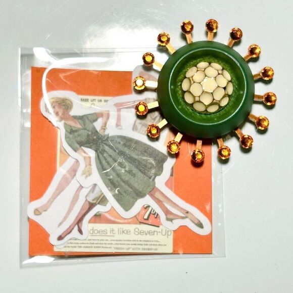 Upcycled Atomic Starburst Refrigerator Magnet Buttons Rhinestones Green Cream Or - Picture 4 of 5